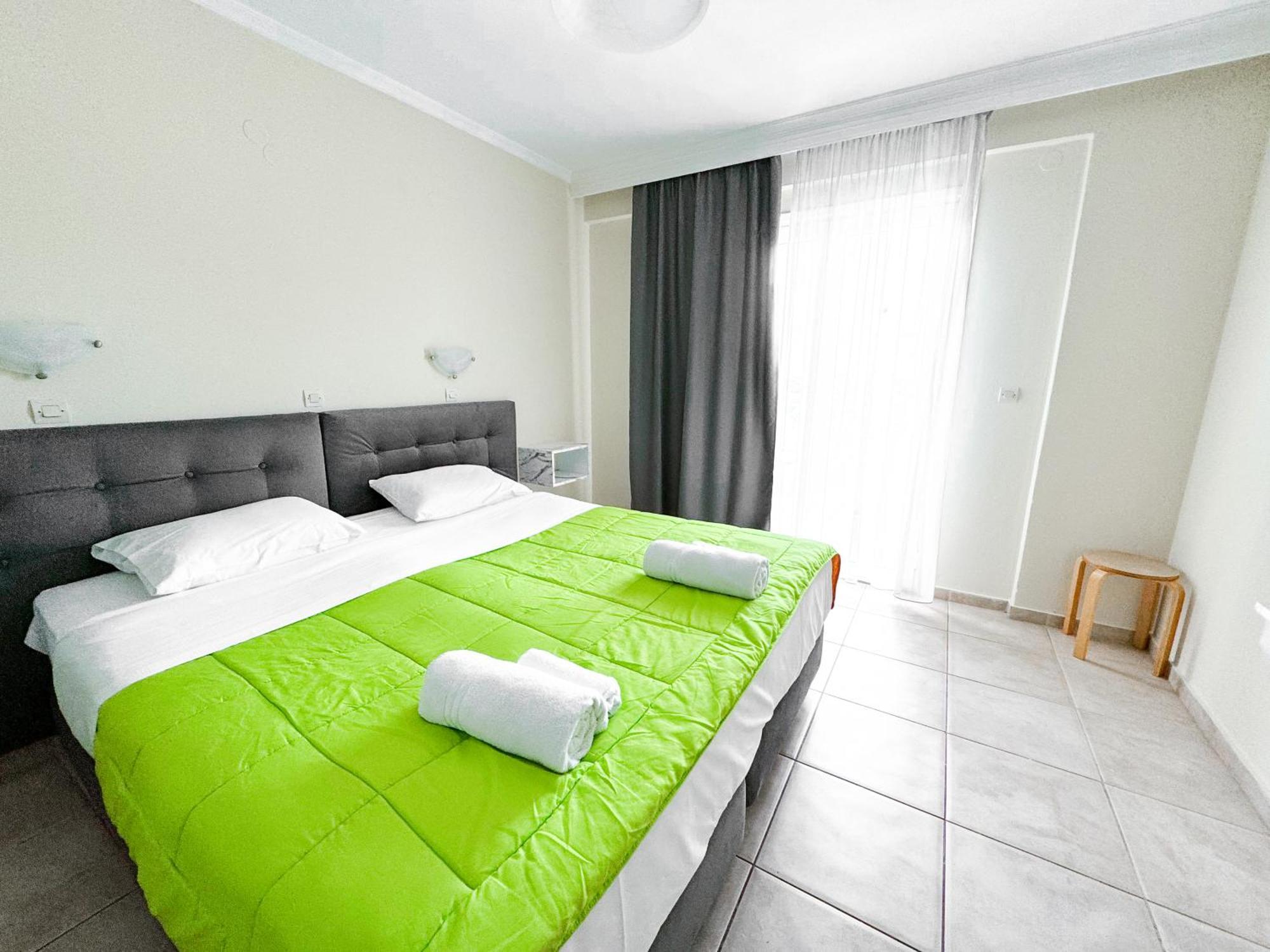 Kavos Plaza Hotel Exterior foto